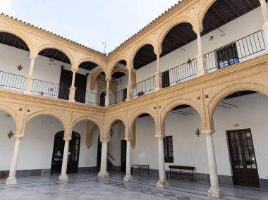 Sevilla 'daki Osuna Üniversitesi' nin kemerli geçidi.