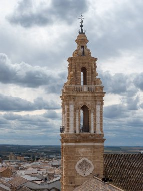 Sevilla 'daki Osuna Üniversitesi' nin kemerli geçidi.