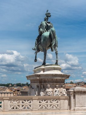 Victor Emmanuel II 'nin panoramik manzarası şafak vakti Piazza Venezia' daki anıtının arkasından görülüyor. Roma, İtalya