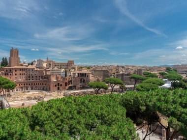 Roma 'nın panoramik manzarası şafak vakti Piazza Venezia' daki Victor Emmanuel II Anıtı 'nın tepesinden. Roma, İtalya