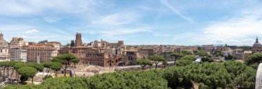 Roma 'nın panoramik manzarası şafak vakti Piazza Venezia' daki Victor Emmanuel II Anıtı 'nın tepesinden. Roma, İtalya