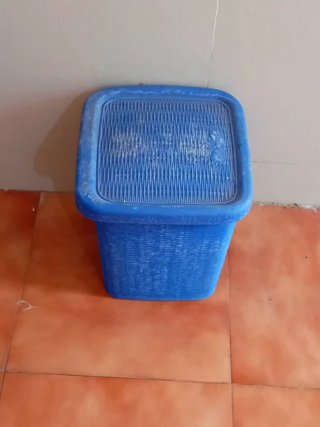 부엌에 더스티 상자나 쓰레기 아름다운 푸른색 — 스톡 사진