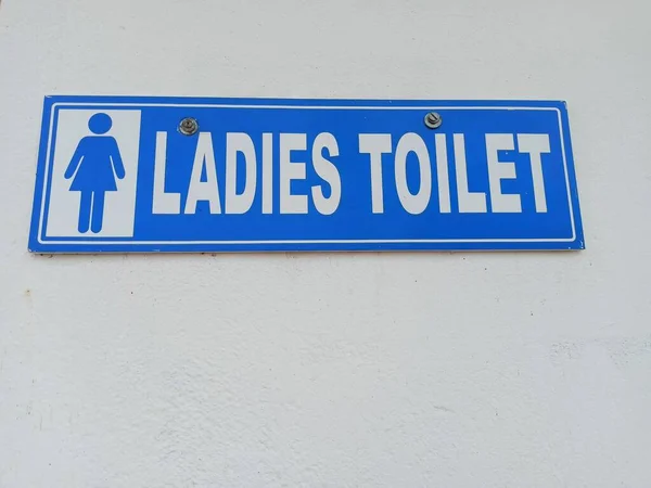 Placa Sinal Banheiro Das Senhoras Com Fundo Azul Somente Senhoras — Fotografia de Stock