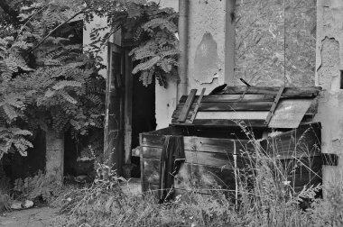 Evin önünde açık bir sandıkla terk edilmiş eski gizemli bir ev.