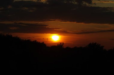 Gün batımı dağlarda ve ormanların arkasında