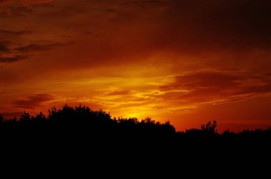 Gökyüzünde kızıllarla muhteşem bir gün batımı.
