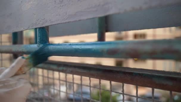 用防腐蚀铁架加工而成的人 用喷漆刷 用明亮的蓝色粉刷重新喷漆管子 金属表面修复工程 铁工概念 高质量的4K镜头 — 图库视频影像