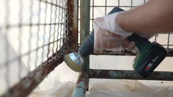 Πλάγια Άποψη Shot Του Εργαζομένου Αφαίρεση Ξεθωριασμένο Χρώμα Και Σκουριά — Αρχείο Βίντεο
