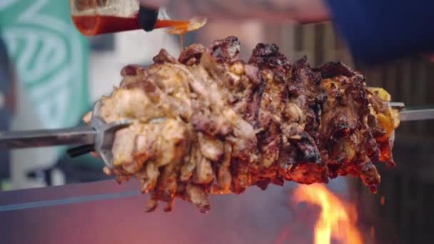 Soczyste Mięso Pieczone Metalowym Rożnie Płonącym Ogniu Człowiek Wylewający Przygotowany — Wideo stockowe