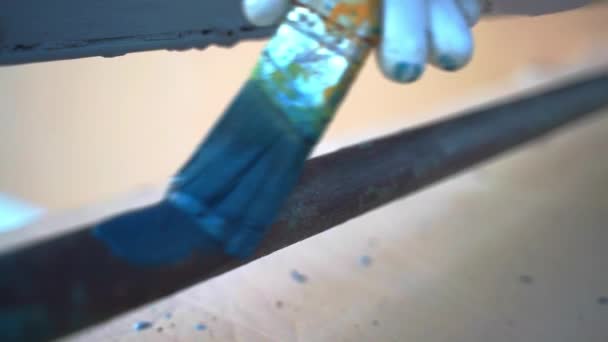 Malerei Des Eisenrahmens Mit Hellblauer Farbe Pinsel Der Die Metalloberfläche — Stockvideo