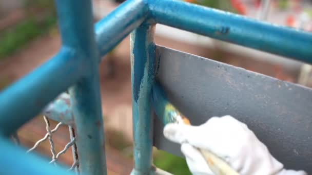 Ouvrier Peinture Balustrade Construction Balcon Fer Couleur Bleu Vif Personne — Video