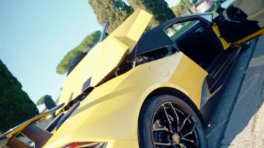 ROME, ITALY - 7 Kasım 2022: Roma sokaklarında üstü açık ve üstü açılabilir çatısı olan özel İtalyan Lamborghini arabasının açık hava performansı. Yüksek kalite 4k