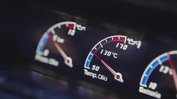 ローマ イタリア 2022年11月7日 豪華なランボルギーニのスポーツカーの照光式ダッシュボードと速度計 動きの点滅表示を備えたハイテクディスプレイ 運転中のランボルギーニの強力なエンジン — ストック動画