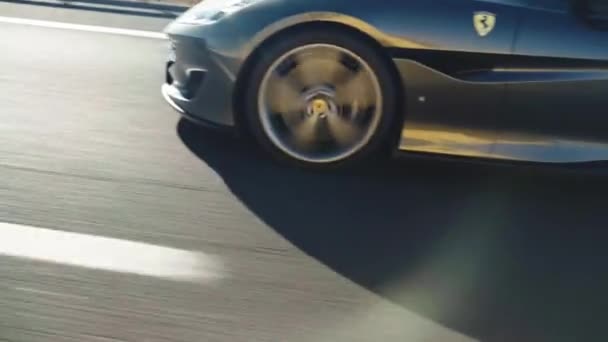 ローマ イタリア 2022年11月7日 高速道路の高速道路での高級グレーフェラーリの運転加速 ローリングホイールのロゴを持つ排他的なイタリアのスーパースポーツ車 ロイヤルスポーツフェラーリの高速運転 — ストック動画