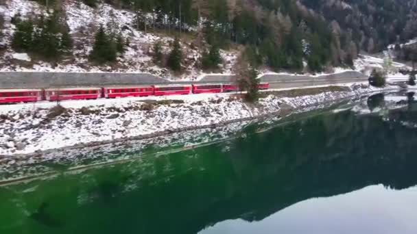 Impresionantes Colores Naturaleza Las Montañas Suiza Famoso Tren Glaciar Rojo — Vídeos de Stock