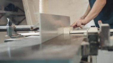 Üretim ve ahşap üretim endüstrisi, marangoz tezgahta ahşap zımparalama, atölyede ahşap yüzey cilalama süreci. Ahşap endüstrisi konsepti. Yüksek kalite 4k görüntü