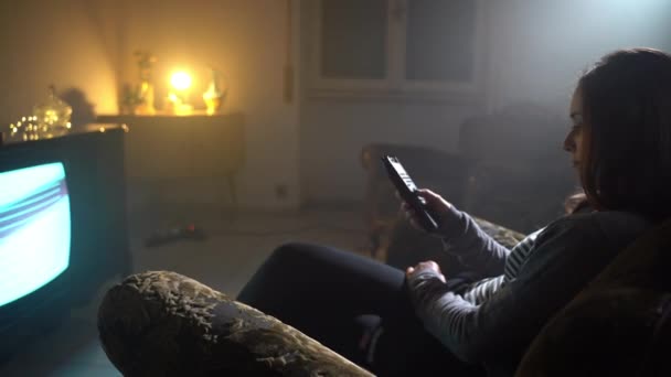 Foto Vista Lateral Mulher Sentada Poltrona Quarto Iluminado Escuro Mudando — Vídeo de Stock