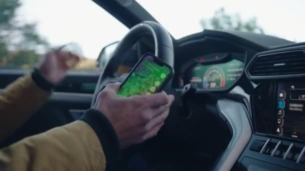 Водійське Кермо Мобільний Телефон Руці Вигляд Зсередини Рухається Автомобілем Водієм — стокове відео