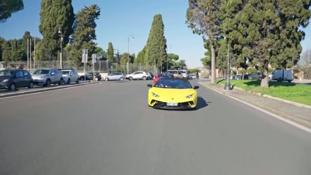 ローマ イタリア 2022年11月7日 ローマの路上でイタリアのスーパーカー 黄色のランボルギーニと赤フェラーリのレース運転 プレミアムクラスのスポーツカーショーの競争 高品質4K映像 — ストック動画
