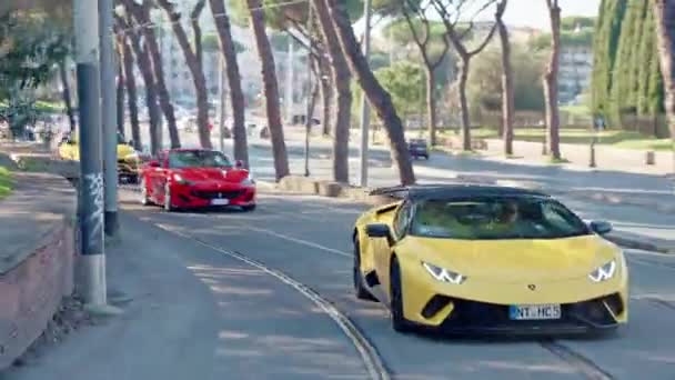 ローマ イタリア 2022年11月7日 ローマの通りを走る黄色のランボルギーニと赤のフェラーリスーパーカー 昼間のイタリアのスポーツカーストリートパフォーマンス 高級プレミアムクラスの車 — ストック動画
