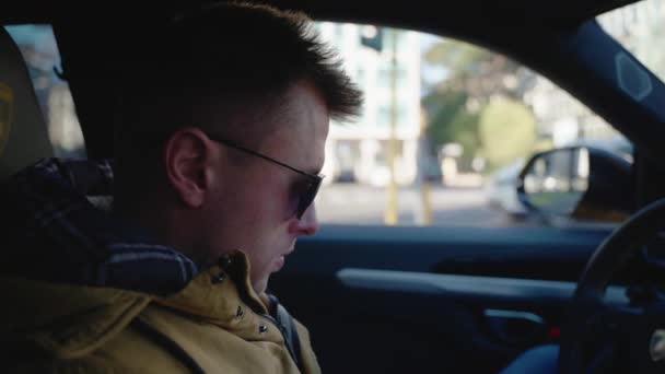 Modny Młodzieniec Okularach Przeciwsłonecznych Czekający Sygnalizację Świetlną Widok Boku Silnika — Wideo stockowe