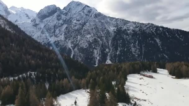 Talyan Kış Kayak Merkezi Havadan Çekilmiş Karlı Kaya Dağlarının Dağların — Stok video