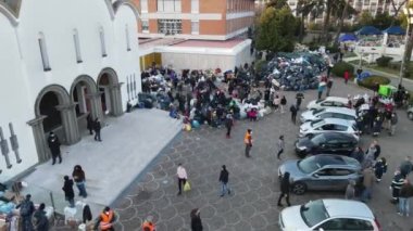 ROMA, İtalya - 10 Mart 2022: Savaşın ilk haftalarında Avrupa toplumundan Ukraynalılara önemli insani yardım, gönüllülerin ve aktivistlerin temel paketleri sıralaması ve paketlemesi