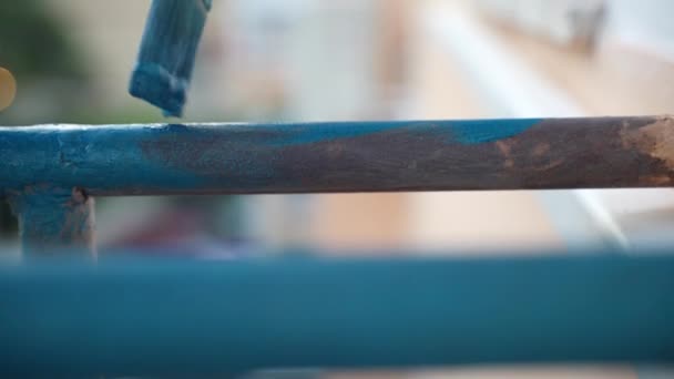 采用明亮的蓝色 柔和的漆刷涂料锈蚀表面 修补工程 铁结构改造等工艺对铁架进行腐蚀处理 高质量的4K镜头 — 图库视频影像