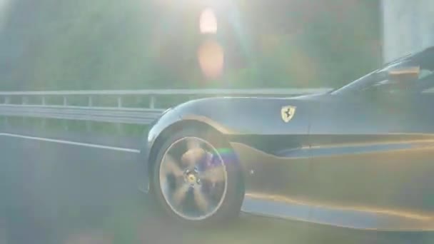 ローマ イタリア 2022年11月7日 高速道路での排他的な灰色のフェラーリの運転加速速度 ローリングホイール上のロゴと高速イタリア車のレース ロイヤルスポーツフェラーリ高速運転 — ストック動画