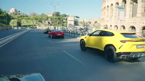 意大利罗马 2022年11月7日 在古罗马大街上驾驶高档跑车的倒影镜头 意大利兰博基尼和法拉利这两位精英的表演 很有权势 — 图库视频影像