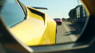 ROME, ITALY - 7 Kasım 2022: Otoyolda giderken sarı Lamborghini aynasında kırmızı Ferrari, İtalyan yollarında yarışan lüks spor arabalar, açık havada özel süper arabalar. Yüksek