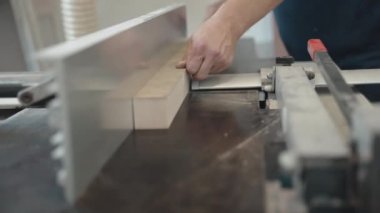 Özel öğütme makinesi ile ahşap döşeme yüzeyi zımparalama işlemi atölyede ince kereste cilalama, yüksek kaliteli mobilya üretimi için ahşap tahtalar hazırlama