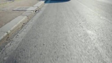 ROME, ITALY - 7 Kasım 2022: Roma caddelerinde kuyrukta bekleyen özel spor arabaların havadan görünüşü, sarı Lamborghini ve kırmızı Ferrari süper arabaları, üstü açılabilen birinci sınıf arabalar