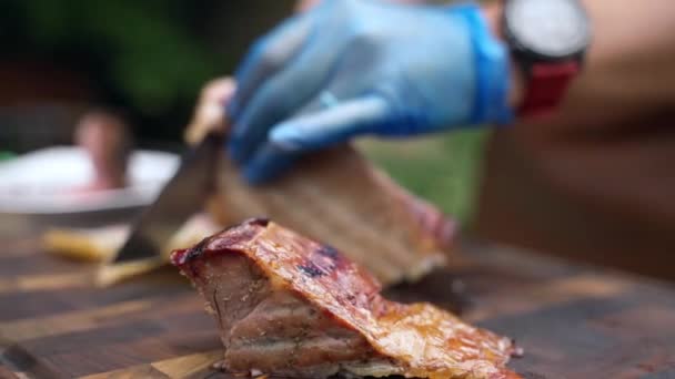 烤牛油果片侧视图照片 切菜板上戴手套切中稀肉牛排的人 热烤肉片配脆皮 烤优质肉片 — 图库视频影像