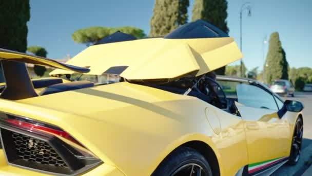 ローマ イタリア 2022年11月7日 豊かな人々のライフスタイル ローマの路上で排他的な黄色のスポーツランボルギーニ車を運転する男性の友人 イタリアのランボルギーニとフェラーリのパフォーマンス屋外 — ストック動画