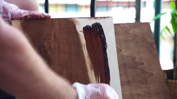Der Professionelle Tischler Schutzhandschuhen Arbeitet Der Werkstatt Mit Holzprodukten Der — Stockvideo