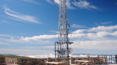 Sinyal iletimi ve alımı için yüksek telekomünikasyon anten kulesi, cep telefonu, radyo ve televizyon sinyali sağlayan kule, 5G cep telefonu ağı için yüksek teknoloji antenleri. Yüksek kalite 4k görüntü