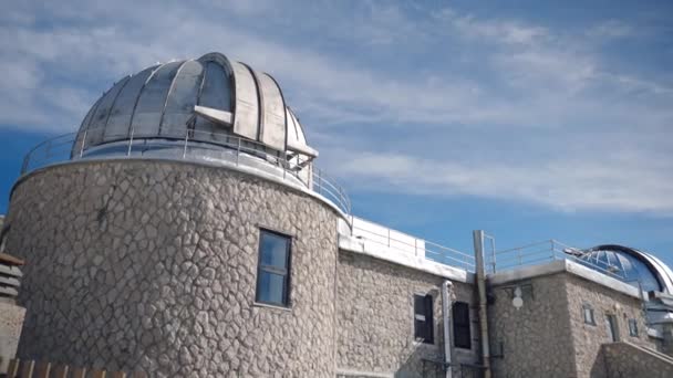 Dış Uzay Araştırmaları Için Kubbesi Olan Gözlemevi Binası Dağ Tepesinin — Stok video