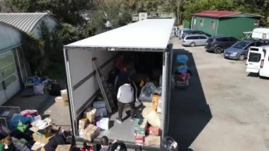 ROMA, İtalya - 10 Mart 2022: Ukrayna, Ukrayna diasporası ve savaş sırasında Ukrayna ulusunu destekleyen İtalyan gönüllüler için insani yardım paketleyen ve kamyonları yükleyen gönüllüler