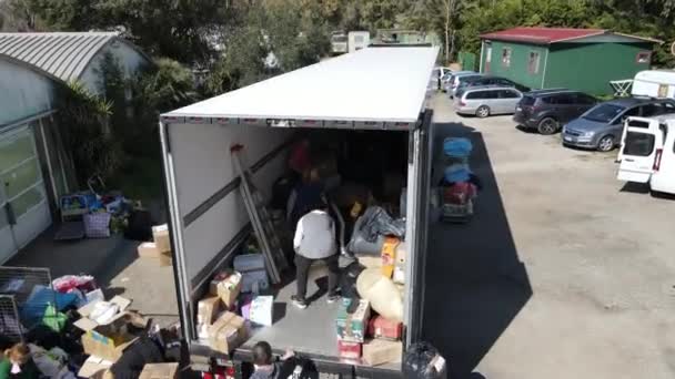 Rome Italy March 2022 Добровольці Пакують Гуманітарну Допомогу Вантажні Вантажівки — стокове відео