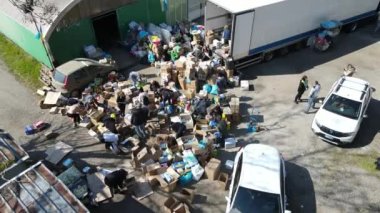 ROMA, İtalya - 10 Mart 2022: Ukraynalı ve İtalyan gönüllülerin Ukrayna halkına savaş ve Avrupa 'dan çekilen insani yardım paketleri hazırladıkları Roma' daki konum görüşü