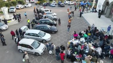 ROMA, İtalya - 10 Mart 2022: Savaşın ilk haftalarında Ukrayna 'ya Avrupalı insani yardım, Sürü ve gönüllülerle dolu St. Sophia Katedrali' nin havadan görünüşü, Ukraynalı ve İtalyan