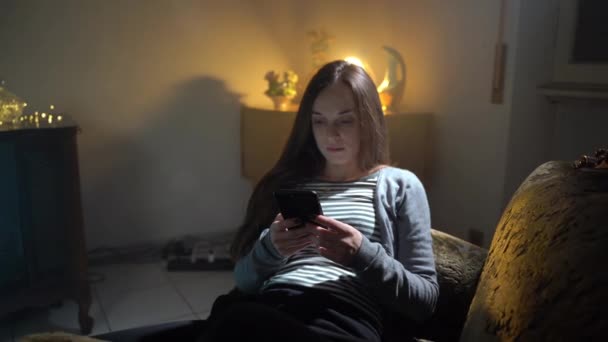 Здивована Жінка Після Читання Поганих Новин Інтернеті Жінка Сидить Кріслі — стокове відео