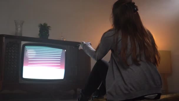 Vieille Télévision Vintage Cassée Dans Chambre Appartement Bandes Clignotantes Sur — Video