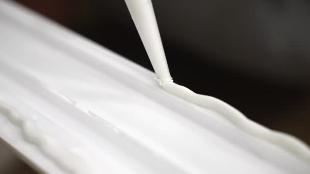 Beyaz Süpürgelik Yüzeyine Endüstriyel Tüple Yapıştırılmış Zig Zag Yapıştırıcısı Şantiyeye — Stok video