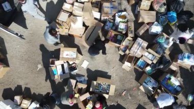 ROMA, İtalya - 10 Mart 2022: Ukraynalı mülteciler ve savaş mağdurları için insani yardım hazırlayan, Ukraynalı aktivistler için temel gereksinimleri sıralayan gönüllülerin havadan görüşü