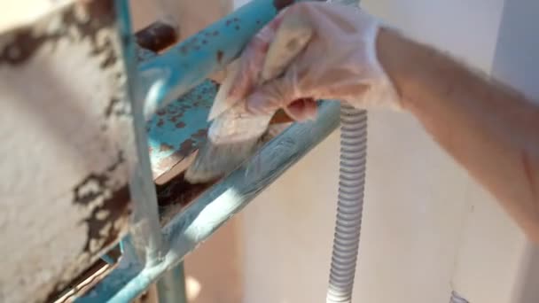 防護手袋の男は 錆除去後の金属表面に特別な変形防止プライマーを適用します 最終塗装の前に鉄表面に化学塗料を塗布するプロセス — ストック動画