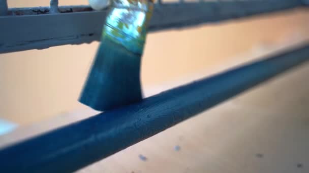 Handwerker Renovieren Metallrahmenoberfläche Mit Blauer Lackbeschichtung Handwerker Restaurieren Verwitterten Metallrahmen — Stockvideo