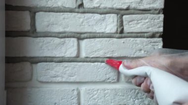 Ham duvar sütunları dekoratif beyaz taşlardan yapılmış, işçilerin eklemlerini endüstriyel kumaş tüpünden sıkılan havan toplarıyla doldurması, inşaat sahasında yenileme çalışmaları, ev içi iyileştirmeler. Yüksek kalite