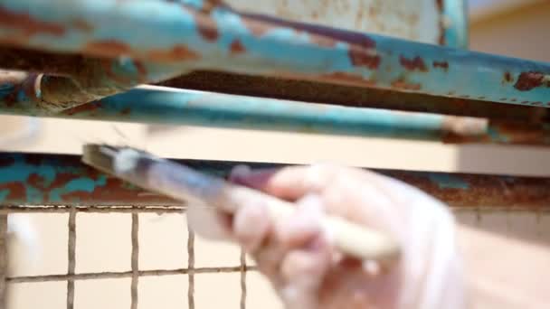 金属表面的腐蚀改造工艺 工人在钢管表面涂上一层特殊的化学防腐液后进行着色处理 施工现场炼铁处理 腐蚀去除工艺 — 图库视频影像